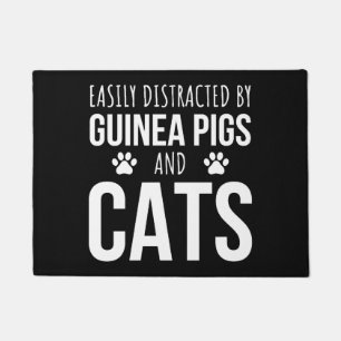 Tapete Bastante Distraído Por Suínos E Gatos-Guiné