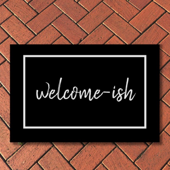 Tapete "Bem-vindo" Engraçado Introdução ao Texto Antisoci ("Welcome-ish" reads this funny, sarcastic doormat for introverts, the antisocial and lovably grumpy.)