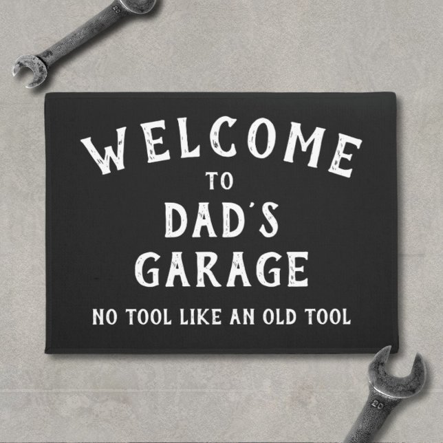 Tapete Bem-vindos ao Pai Garage Black Doormat (Welcome to Dad's Garage Doormat. No tool like an old tool! Fun gift for dads)
