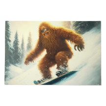 Bigfoot Desgrenhado Esquiando na Encosta Nevada do