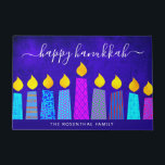 Tapete Blue Happy Hanukkah Script Modern Boho Candle<br><div class="desc">"Feliz Hanukkah." Decorra a sua entrada em "estilo" com este tapete personalizado de boas-vindas, personalizado, único e divertido! Uma ilustração lúdica, moderna e artística das velas de padrão de feto em uma menorah ajuda você a lançar no feriado de Chanucá. Velas azuis cortadas com padrões de folha de alumínio coloridos...</div>