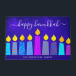 Tapete Blue Happy Hanukkah Script Modern Boho Candle<br><div class="desc">"Feliz Hanukkah." Decorra a sua entrada em "estilo" com este tapete personalizado de boas-vindas, personalizado, único e divertido! Uma ilustração lúdica, moderna e artística das velas de padrão de feto em uma menorah ajuda você a lançar no feriado de Chanucá. Velas azuis cortadas com padrões de folha de alumínio coloridos...</div>
