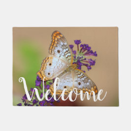 Tapete Borboleta branca de pavão em flores roxas