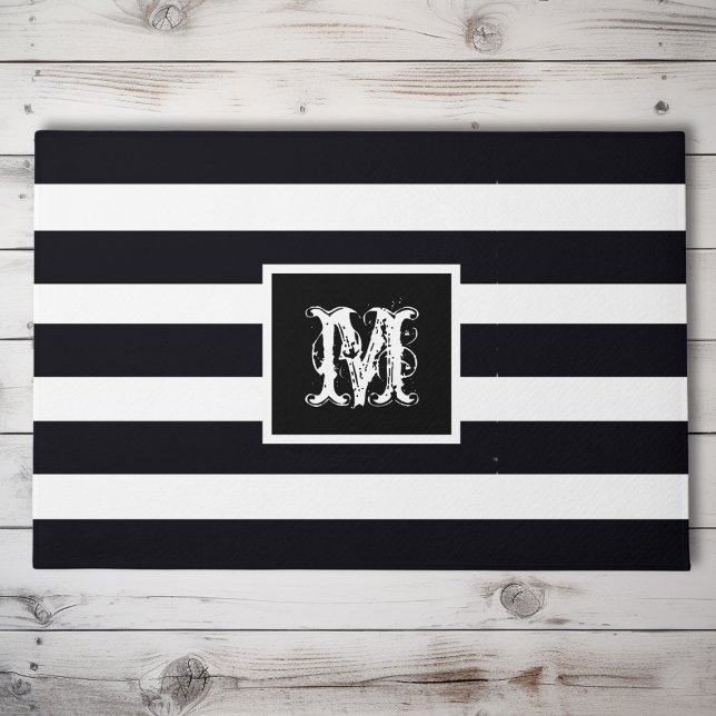 Tapete Branco Elegante Preto Elegante Inicial Monograma M (A classic, modern front doormat. Monogrammed initial on an elegant black & white striped background.)