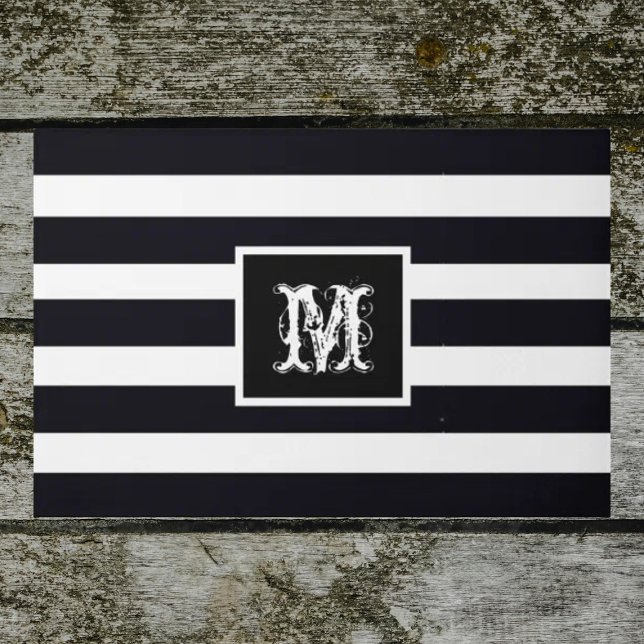 Tapete Branco Elegante Preto Elegante Inicial Monograma M (A classic, modern front doormat. Monogrammed initial on an elegant black & white striped background )