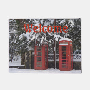 Tapete caixas vermelhas velhas cobertos de neve do