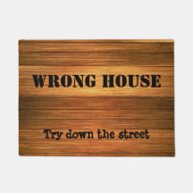 Casa errada de madeira engraçada - tente abaixo da
