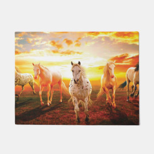 Tapete Cavalos no travesseiro decorativo do pôr do sol