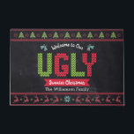 Tapete Chalkboard Ugly Christmas Sweater Nordic Knit Dive<br><div class="desc">"Bem-vindos ao nosso penteado Natal." Decorra a sua entrada em "estilo" com este tapete personalizado de boas-vindas, personalizado, único e divertido! O padrão nórdico de couve-de-bruxas, renas, ornamentos, juntamente com a tipografia lúdica de "suéter" em vermelho, verde e azul-aqua, recobre um fundo de quadro. Adicione seu nome de família ou...</div>