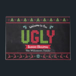 Tapete Chalkboard Ugly Christmas Sweater Nordic Knit Dive<br><div class="desc">"Bem-vindos ao nosso penteado Natal." Decorra a sua entrada em "estilo" com este tapete personalizado de boas-vindas, personalizado, único e divertido! O padrão nórdico de couve-de-bruxas, renas, ornamentos, juntamente com a tipografia lúdica de "suéter" em vermelho, verde e azul-aqua, recobre um fundo de quadro. Adicione seu nome de família ou...</div>
