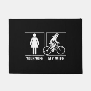 TAPETE CICLO ENGRAÇADO - SUA MULHER - MEU CICLISTA DE MUL