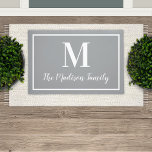 Tapete Cinza Elegante e Monograma Personalizado Branco In<br><div class="desc">Fresque a entrada da sua casa com esta elegante porta monográfica personalizada em cinzas neutras e cores brancas. Nota,  as cores podem ser modificadas. Personalize com o sobrenome da sua família no script e um monograma do estilo serif. Design inclui uma simples borda enquadrada.</div>