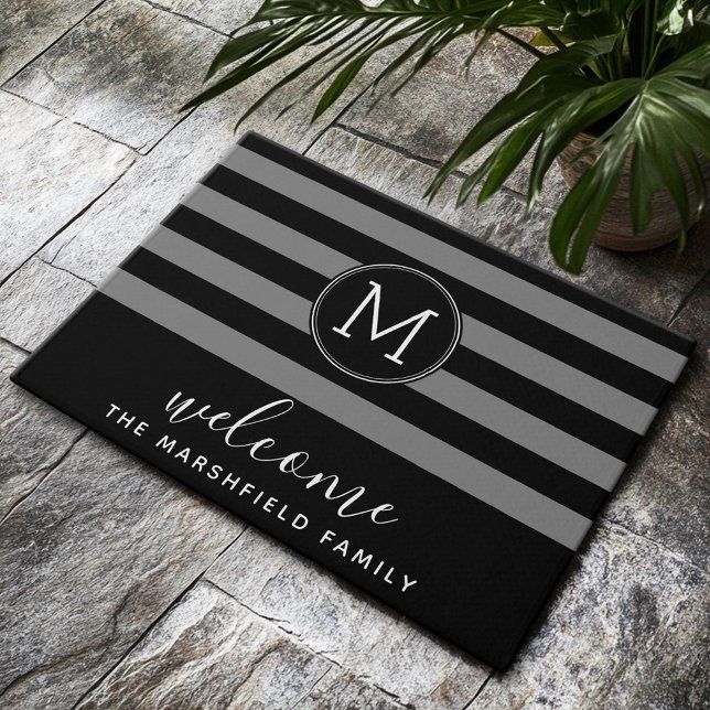 Tapete Cinza Negra Bem-Vindo da Família de Padrões Strike (Monogram Welcome Mat with Family Name and Black and Grey Stripes)
