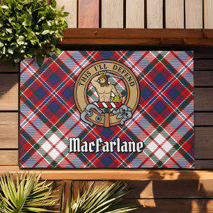 Tapete Clan MacFarlane Crest sobre o vestido Tartan