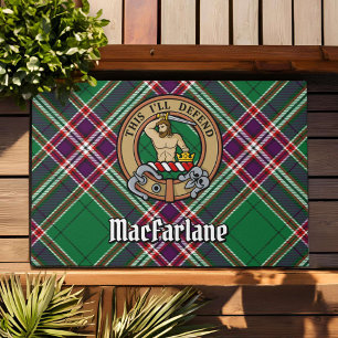Tapete Clan MacFarlane Crest sobre Tartan de caça moderna