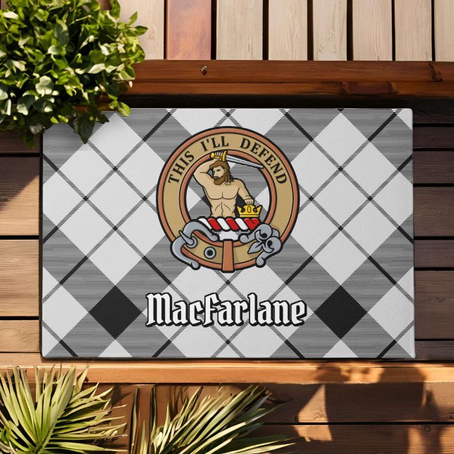 Tapete Clan MacFarlane Crest sobre Tartan Preto e Branco (Criador carregado)