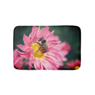 Tapete De Banheiro Abelha-Bumble Na Flor-Daisy Rosa 2