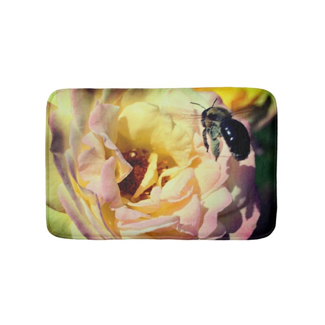 Tapete De Banheiro Abelha Bumble Voando Em Rosa Rosa Fechar (frente)