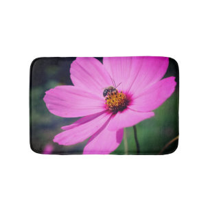 Tapete De Banheiro Abelha De Mel Sobre Cosmos Rosa Fechar