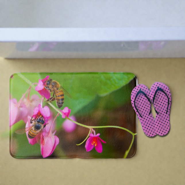 Tapete De Banheiro Abelhas Em Flores De Vinha Coral Fotografia (Bees on pink coral vine flowers bath mat. )