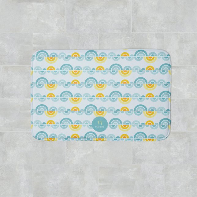 Tapete De Banheiro Abstrato Sol e nuvens curvos (Custom name and monogram bath mat with abstract sunset and clouds pattern)