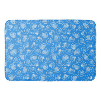 TAPETE DE BANHEIRO AZUL BRILHANTE COM CONCHAS BRANCAS