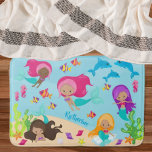 Tapete De Banheiro Bela Caricatura Sereia Pequena Menina Sob O Mar<br><div class="desc">Aprecie sua garotinha com este adorável tapete de banho de sereia personalizado. Bath mat apresenta cinco sereias, sentadas, nadando e divertindo-se. Há também golfinhos, peixes coloridos, cavalos do mar, conchas e capim do mar. Os golfinhos têm uma família de golfinhos (mamãe, pai, bebê), e os cavalos marinhos têm pais e...</div>