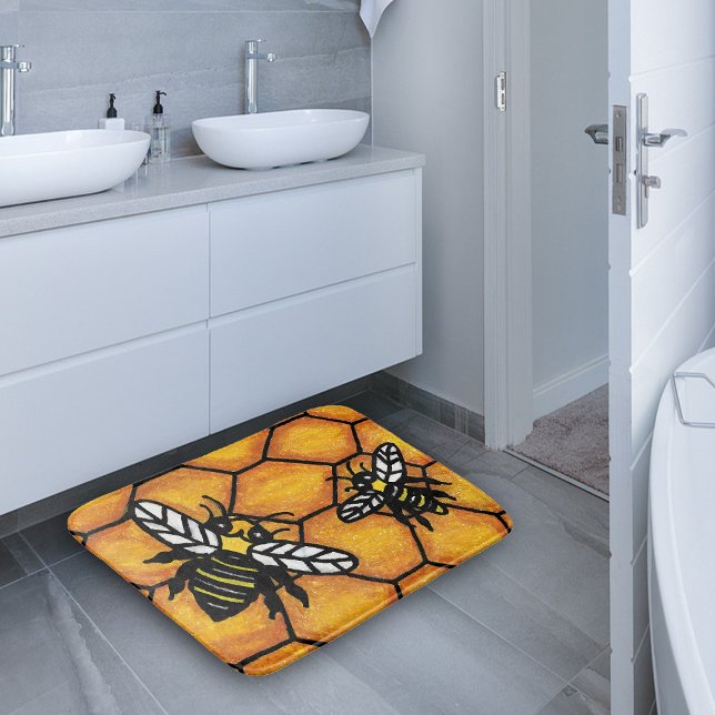 Tapete De Banheiro Belo bocado Amarelo-Jaqueta Abelhas (Two yellow and black bumble bees on golden yellow honeycomb bath mat.)