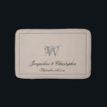 Tapete De Banheiro Bicicleta Rustic Monogramas & Nomes Recém-Casados<br><div class="desc">Monograma Russo e Nomes Recém-Casados Chic Bath Mat. Beige quente, bonito e personalizado, e tapete de banho de cinza. Com um roteiro clássico para o sobrenome inicial monograma, os nomes da noiva e do noivo e a data em um sólido fundo bege quente. Um presente perfeito para recém-casados, casais noivos...</div>