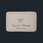 Tapete De Banheiro Bicicleta Rustic Monogramas & Nomes Recém-Casados<br><div class="desc">Monograma Russo e Nomes Recém-Casados Chic Bath Mat. Beige quente, bonito e personalizado, e tapete de banho de cinza. Com um roteiro clássico para o sobrenome inicial monograma, os nomes da noiva e do noivo e a data em um sólido fundo bege quente. Um presente perfeito para recém-casados, casais noivos...</div>