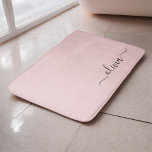 Tapete De Banheiro Blush Dusty Pink Modern Script Girly Monograma Nom<br><div class="desc">Bath Mats De Nome Do Monograma Simples,  Cor-De-Rosa,  Com Blush. Isso faz da formatura perfeita,  aniversário,  casamento,  duche de noiva,  aniversário,  duche de bebê ou festa de solteira para alguém que ama luxo de vidro e estilos quicos.</div>