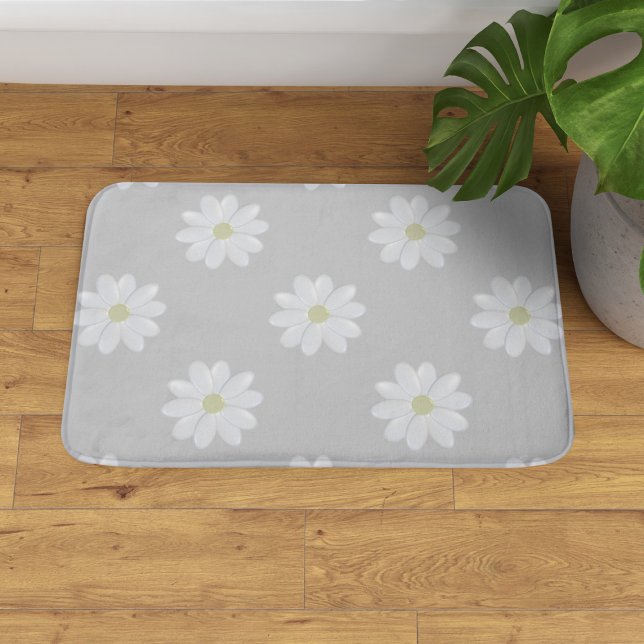 Tapete De Banheiro Bonita margarida branca margarida, palha, Cinza de (A soft gray bath mat with a cute white daisy pattern. )