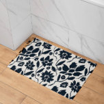 Tapete De Banheiro Canvas de Creme Floral Azul Escuro Elegante<br><div class="desc">Delicadas flores azuis, elegantemente espalhadas pela canvas de creme, evocam um senso de beleza natural e graça. Cada flor é intricadamente detalhada, mostrando o melhor artesanato que dá vida ao padrão floral. O pano de fundo do creme calmante serve como pano de fundo perfeito, criando um equilíbrio harmonioso que melhora...</div>