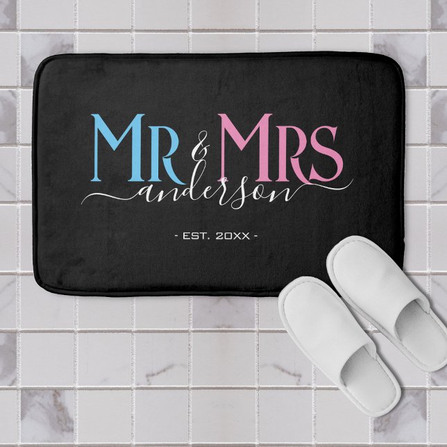 Tapete De Banheiro Casal de Recém-Casados Aniversário de Casamento Pr (black mr and mrs bathmat with pink blue and white typography)