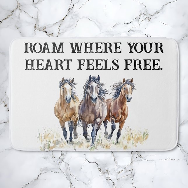 Tapete De Banheiro Cavalos de Mustang Selvagens e Livres do Oeste (Roam where your heart feels free.  Wild Western mustang horse trio bath mat.)