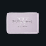 Tapete De Banheiro Chic de Script de Monograma da Família Elegante de<br><div class="desc">Novo Monograma da Família Elegante de Presente Escrito Russo Bath Mat. Branco personalizado, design de monograma de cinza com noiva e sobrenome do noivo recém-casados e data estabelecida sobre fundo de massa lilática macia. Um presente único para recém-casados. Adorável pela sua nova vida juntos. Também é um belo presente de...</div>