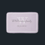 Tapete De Banheiro Chic de Script de Monograma da Família Elegante de<br><div class="desc">Novo Monograma da Família Elegante de Presente Escrito Russo Bath Mat. Branco personalizado, design de monograma de cinza com noiva e sobrenome do noivo recém-casados e data estabelecida sobre fundo de massa lilática macia. Um presente único para recém-casados. Adorável pela sua nova vida juntos. Também é um belo presente de...</div>