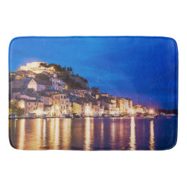 Tapete De Banheiro Cidade croata de Sibenik à noite.