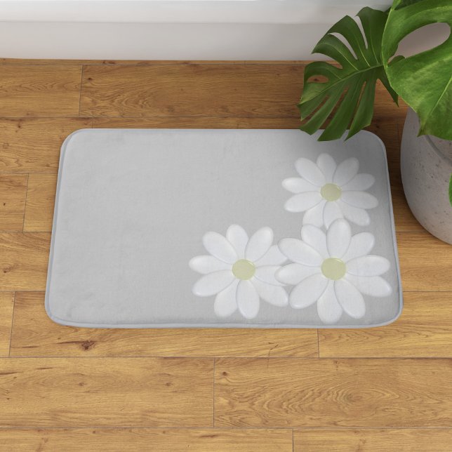 Tapete De Banheiro Cinza de Prata Trio da Flor Branca (A soft gray daisy bath mat just for you. Available on 3 sizes - small, medium and large.)