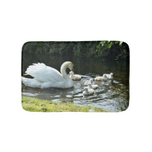 Tapete De Banheiro Cisne branco com Pintinhos