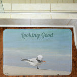 Tapete De Banheiro Coastal Beach Funny Royal Tern Seagull<br><div class="desc">Este Terno Real está olhando para o mundo de uma perspectiva diferente. Este tapete de banho é uma reviravolta divertida na sua praia típica e design de terra firme. Coloque um sorriso no seu rosto diariamente com este bobo de aves marinhas. Texto bonito pode ser personalizado com seu próprio texto,...</div>