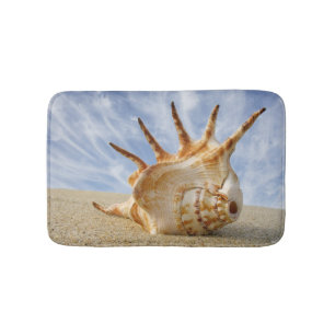 Tapete De Banheiro Conch Shell no Sandy Beach, céu azul