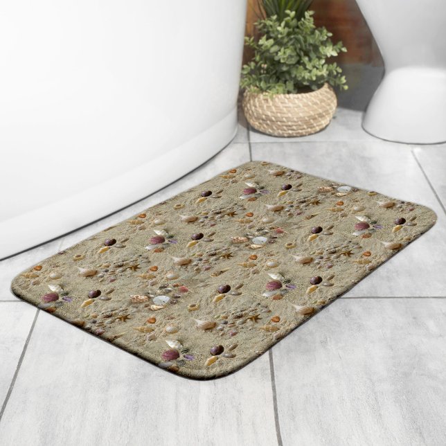 Tapete De Banheiro Conchas aninhadas na areia da praia (Criador carregado)