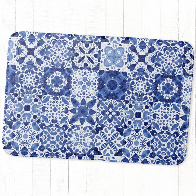 Tapete De Banheiro Cor da Água do Padrão do Azulejo Branco Azul do Me (Blue and white watercolor 
Mediterranean tile pattern bath mat)