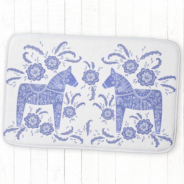 Tapete De Banheiro Dala Horse Sueca Indigo Blue e White Bath Mat (Swedish Dala Horse blue and white folk art bath mat)