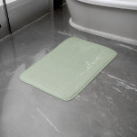 Tapete De Banheiro Elegante do Monograma Moderno Minimalista Verde Sa<br><div class="desc">Apresentando nossa Coleção Elegante do Monograma Moderno Minimalista Verde: Elevem sua estética com sofisticação serena e elegância eterno. Nossa coleção mostra designs minimalistas em uma matiz verde tranquila, complementada por monogramas refinados adaptados ao seu estilo pessoal. De papelaria polida a acessórios versáteis, cada peça da nossa coleção é meticulosamente trabalhada...</div>
