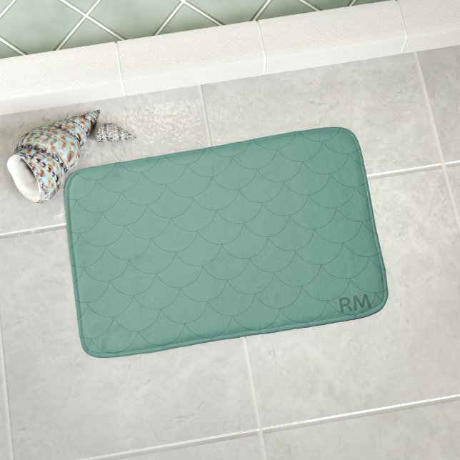 Tapete De Banheiro Escala de Cauda Sereia Monograma Verde Padrão (A green mermaid scales pattern bath mat with space for your initials. Available in 3 sizes S, M & L)