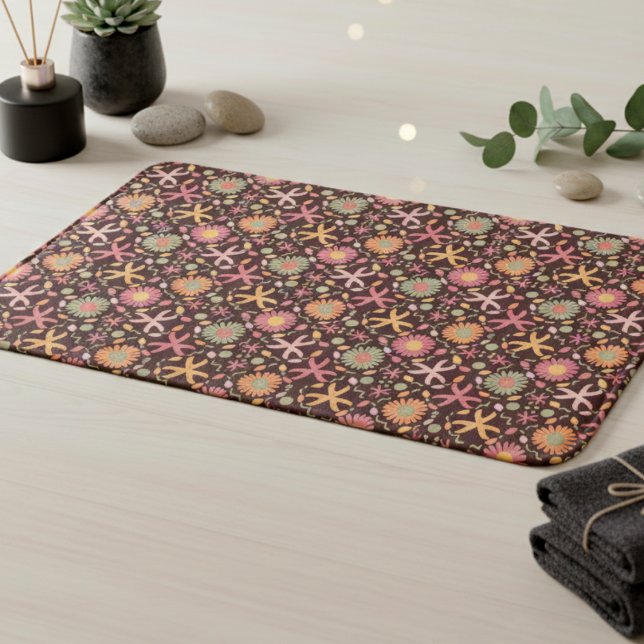 Tapete De Banheiro Flores E Estrelas-Do-Mar Em Marrom Chocolate (Cute comfort for your toes and your aesthetic with fun playful starfish and flowers on rich coco.)