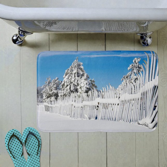 Tapete De Banheiro Foto da cerca de esqui Rusty Cabin Rusty Snowy (Snow ski fence in winter scene bath mat. )