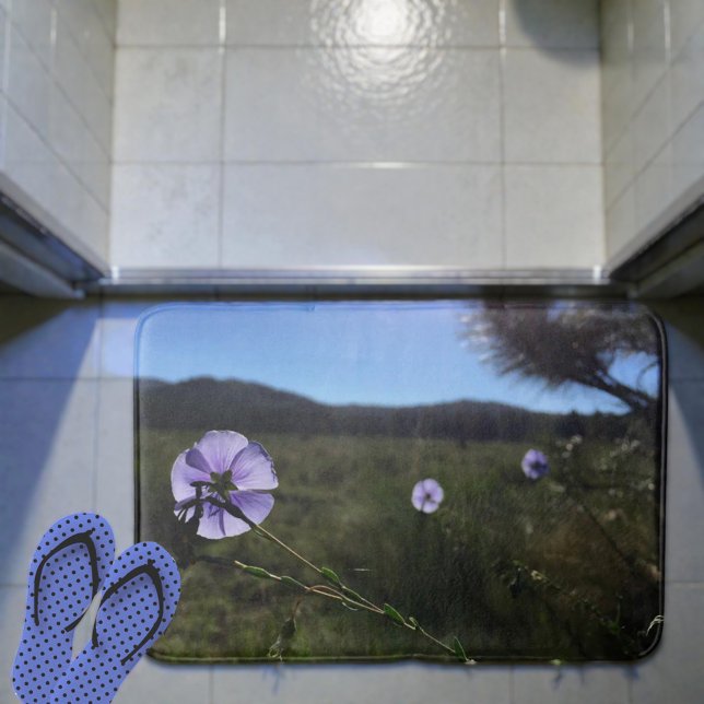 Tapete De Banheiro Fotografia das flores azuis (Cornflowers in morning light bath mat. )